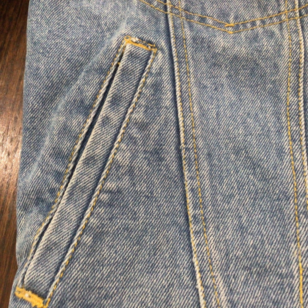 Vintage Gloria Vanderbilt denim jacket. Size medium great shape. - Picture 10 of 10